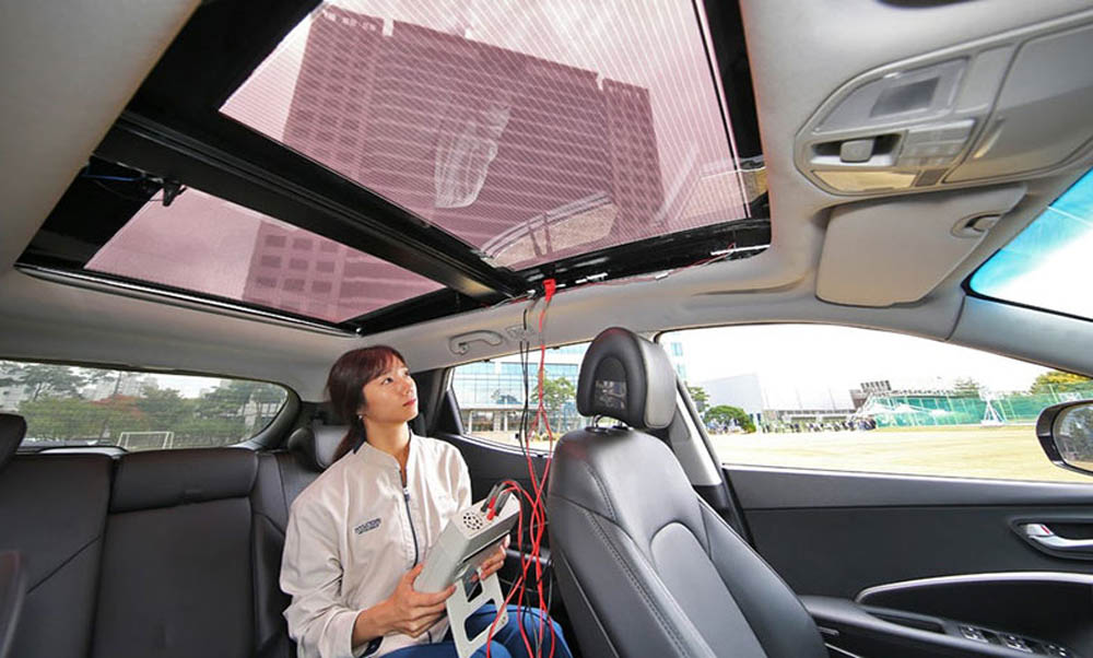 پنل های خورشیدی سقفی باتری خودرو را شارژ می کنند